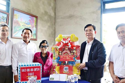 Chủ tịch UBND tỉnh Lâm Đồng Hồ Văn Mười thăm, động viên gia đình cách mạng tại Nhân Cơ
