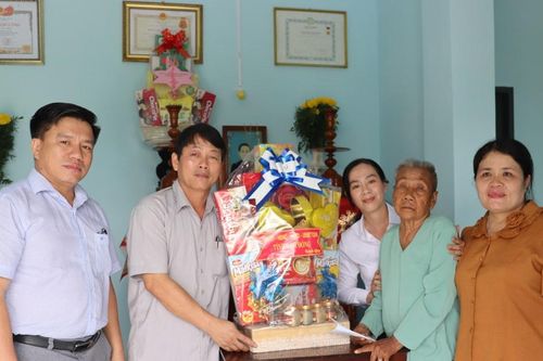 Thăm hỏi, động viên Mẹ VNAH và gia đình Anh hùng Lực lượng vũ trang phường Bình Thuận
