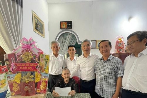 Đồng chí Nguyễn Văn Quang, Chủ nhiệm Ủy ban Kiểm tra Tỉnh ủy Lâm Đồng thăm, tặng quà Mẹ Việt Nam Anh hùng