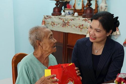 Phó Chủ tịch Ủy ban Trung ương MTTQ Việt Nam Hà Thị Nga thăm Mẹ Việt Nam Anh hùng và gia đình chính sách tại Lâm Đồng