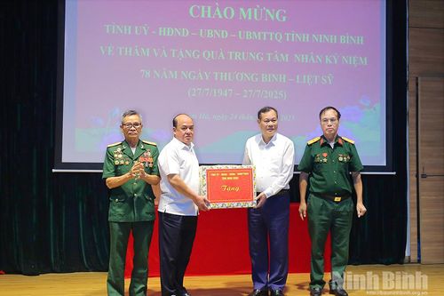 Đồng chí Phó Bí thư Tỉnh ủy, Chủ tịch HĐND tỉnh thăm, tặng quà Trung tâm Nuôi dưỡng thương, bệnh binh nặng và Điều dưỡng người có công Hà Nam