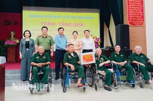 Đồng chí Phó Chủ nhiệm Ủy ban Quốc phòng, An ninh và Đối ngoại của Quốc hội thăm, tặng quà các Trung tâm Điều dưỡng thương binh trên địa bàn tỉnh Ninh Bình