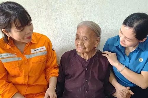 Công ty Điện lực Phú Thọ thăm, tặng quà Mẹ Việt Nam anh hùng và gia đình người có công