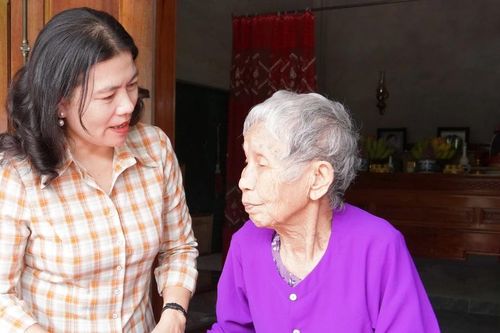 Trưởng ban Nội chính Tỉnh ủy thăm, tặng quà gia đình chính sách