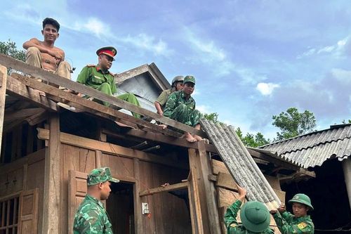 Xã La Lay: Huy động lực lượng giúp dân sửa chữa nhà sau bão số 3
