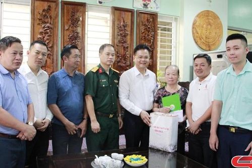 Phường Chiềng Cơi thăm, tặng quà các thương binh, bệnh binh