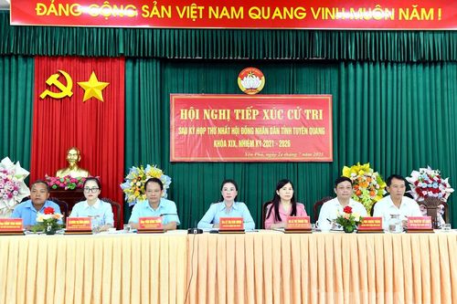 Phó Bí thư Thường trực Tỉnh ủy Lê Thị Kim Dung tiếp xúc cử tri xã Yên Phú và tặng quà nhân dịp 27/7