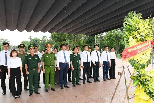 Đoàn đại biểu tỉnh Tuyên Quang dâng hương tại Thành cổ Quảng trị