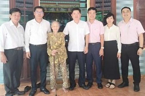 Lãnh đạo thành phố thăm, tặng quà Bà mẹ Việt Nam Anh hùng tại phường Phong Phú