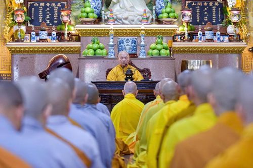 Trưởng lão Hòa thượng Thích Thiện Nhơn sách tấn hành giả an cư tại hạ trường chùa Vạn Đức (TP.HCM)