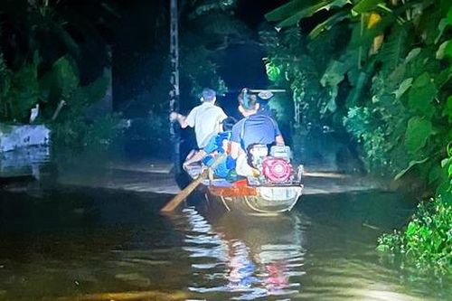 Nghệ An: Lũ tràn xuống hạ du, người dân lại trắng đêm chạy lũ