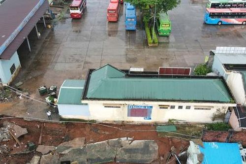 Cận cảnh hiện trường vụ sụp tường bến xe Đức Long Gia Lai vào nhà dân