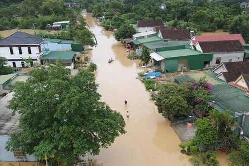 Nghe tin nhà bị lũ cuốn, người dân không về được do QL7 qua Nghệ An chìm trong biển nước