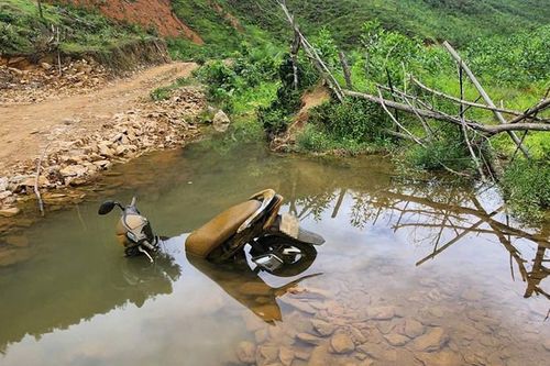 Phát hiện thi thể bên cạnh xe máy trong khe núi ở Hà Tĩnh
