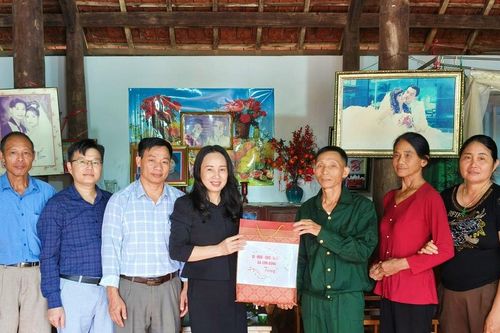 Bắc Ninh: Lãnh đạo xã Sơn Động thăm, tặng quà thương binh, gia đình chính sách tiêu biểu trên địa bàn xã