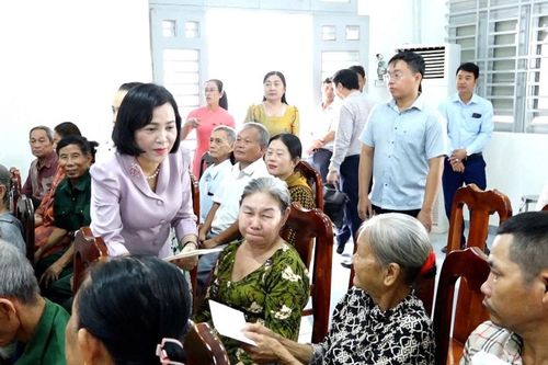 Phó Chủ tịch Quốc hội Nguyễn Thị Thanh thăm, tặng quà gia đình chính sách tại Tây Ninh