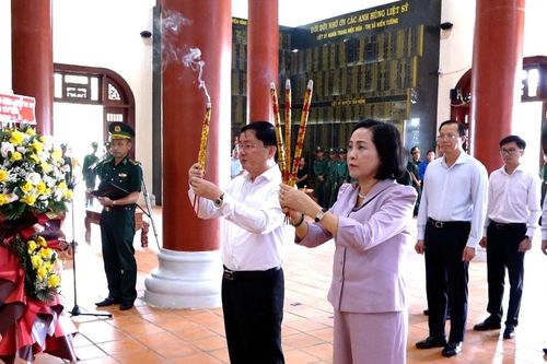 Phó Chủ tịch Quốc hội Nguyễn Thị Thanh dâng hương tưởng niệm, tri ân gia đình chính sách tại Tây Ninh