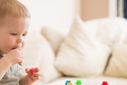 Bé gái 2 tuổi tử vong do hóc hạt nhãn, bác sĩ cảnh báo