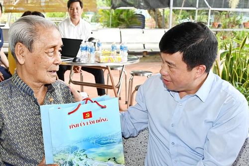 Bí thư Tỉnh ủy Lâm Đồng Y Thanh Hà Niê Kđăm thăm, tri ân cán bộ lão thành cách mạng