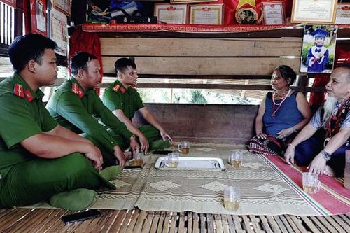 Già làng Cơ Tu chung tay gìn giữ an ninh, trật tự cơ sở