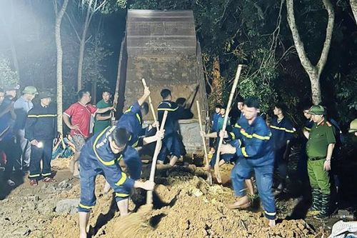 Cảnh sát PCCC và CNCH căng mình trong đêm để gia cố đê