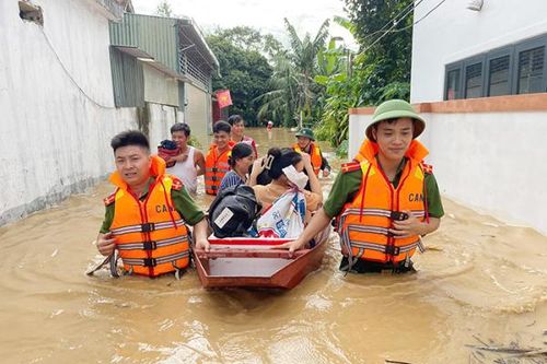 Lực lượng Công an căng sức giúp dân khắc phục hậu quả cơn bão số 3