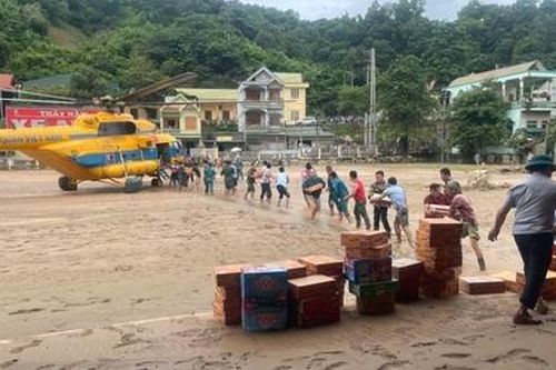 Trực thăng Mi-171 chuyển hàng cứu trợ đến người dân vùng lũ Nghệ An