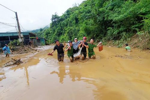 Công an xã kịp thời đưa sản phụ vượt lũ, đến trạm y tế an toàn