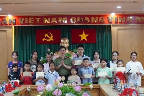 Gặp mặt, tặng quà các cháu là con liệt sĩ, con thương binh CAND đi tham quan, nghỉ dưỡng ở trong nước