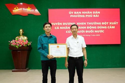 Người thợ xây không ngại hiểm nguy, lao xuống hồ nước sâu cứu học sinh đuối nước