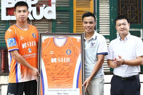 Khi các bồi bàn, shiper đi đá bóng và sự tử tế
