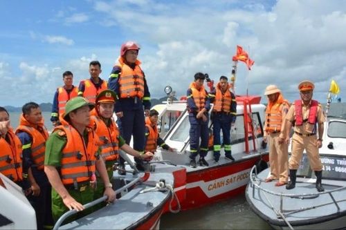 Nỗ lực tìm kiếm nạn nhân vụ lật tàu tại Quảng Ninh