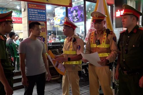 CSGT vào quán tuyên truyền không lái xe sau uống rượu bia