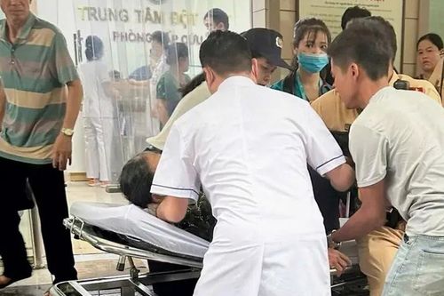 Cảnh sát giao thông mở đường cho xe cấp cứu kịp thời