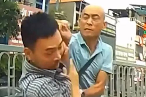 Tài xế ô tô bị hành hung sau va chạm