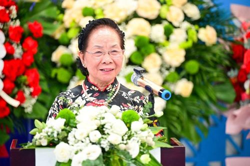 Giáo sư, Tiến sĩ Nguyễn Thị Doan chúc mừng Đại học CMC