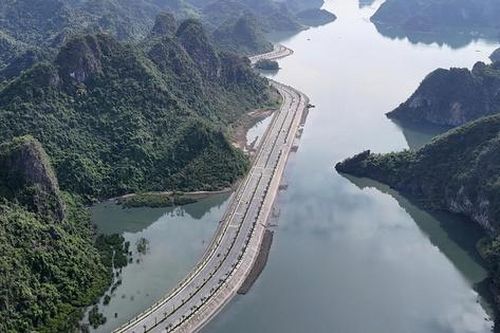 Toàn cảnh tuyến đường bao biển đẹp như mơ ở Quảng Ninh