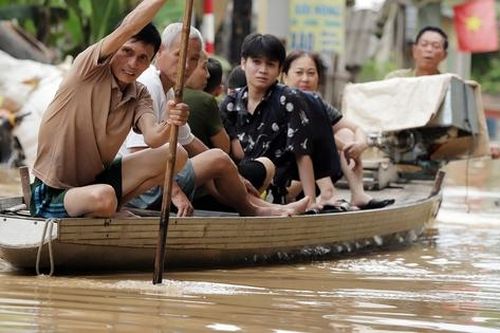 Người dân oằn mình chống ngập lụt bên bờ sông Lam