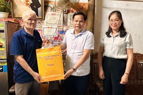 Phó Trưởng Đoàn đại biểu Quốc hội tỉnh Bế Minh Đức tặng quà các gia đình chính sách tại xã Phục Hòa