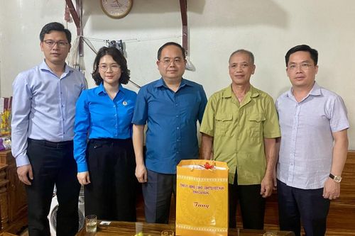 Bí thư Tỉnh ủy Quản Minh Cường thăm, tặng quà gia đình chính sách tại xã Nam Tuấn, phường Thục Phán