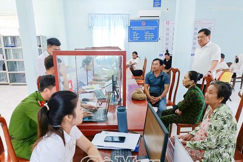 Phó Chủ tịch UBND tỉnh Lâm Văn Bi làm việc với xã Đất Mũi và Phan Ngọc Hiển