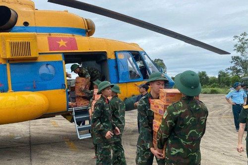 Trực thăng quân đội thả hàng cứu trợ vùng lũ miền tây Nghệ An