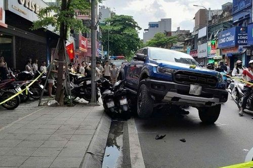 Vụ tông xe kinh hoàng ở Hà Nội: Tài xế vừa mua xe, nổ máy thì bất ngờ xe bán tải chồm lên...