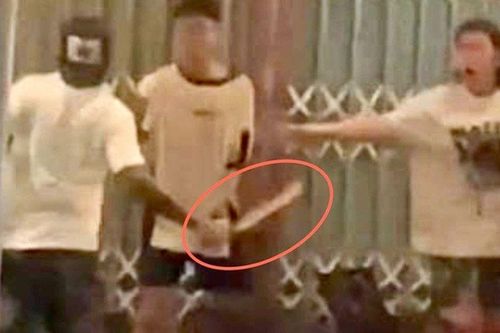 'Sao chửi mẹ tao?' - Sau tiếng quát lớn là màn rượt đuổi hung hãn bằng mã tấu như phim hành động