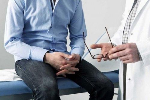 Nam giới ngại cởi áo, né đám đông: Bác sĩ tiết lộ lý do khó ngờ