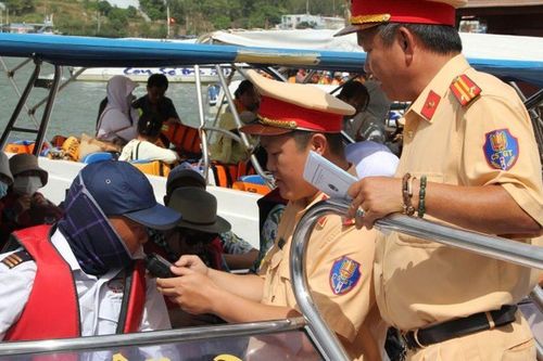 Khánh Hòa tăng cường kiểm tra hoạt động tàu du lịch tại vịnh Nha Trang