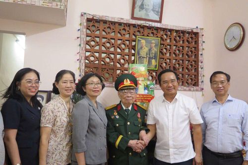 Chủ tịch UBND TPHCM Nguyễn Văn Được thăm, tặng quà gia đình chính sách tiêu biểu