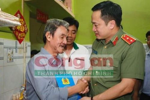 Trung tướng Mai Hoàng thăm, tặng quà các gia đình chính sách tiêu biểu nhân Ngày Thương binh - Liệt sĩ
