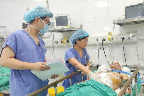 Phẫu thuật cứu người đàn ông nguy kịch vụ xe bán tải tông loạt xe máy ở Hà Nội