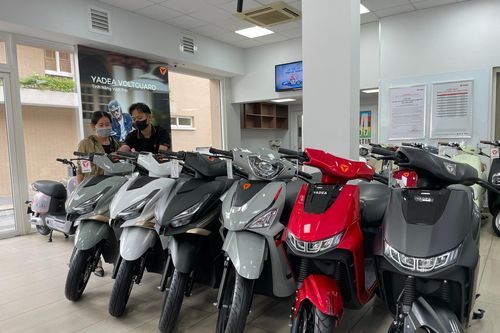 Cửa hàng xe điện ở TP.HCM tấp nập khách giữa thông tin chuyển đổi xe xăng